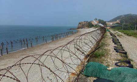 (연평도=연합뉴스) 김창선 기자 = 북한이 보이는 연평도 북쪽 해안 일부가 관광객들에게 개방돼 있다. 2016.6.13