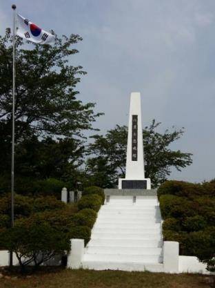 (연평도=연합뉴스) 김창선 기자 = 한국전쟁 당시 황해도 구월산 공비 토벌에 자진 참전했다고 돌아오지 못한 6명의 전사자를 기리는 보훈시설이다. 2016.6.14