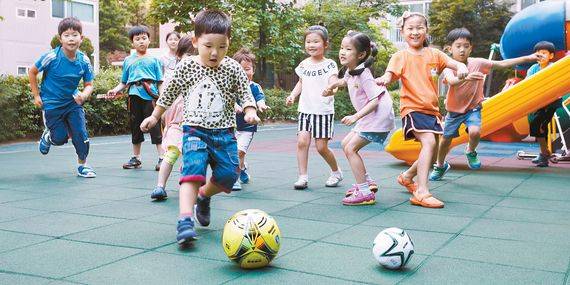 아이들이 아파트 놀이터에 모여 축구를 하고 있다. 다양한 형태의 공놀이는 뇌 속 전두엽을 자극하고 발달시켜 자기통제력과 사회성을 키우는데 큰 도움이 된다. 프리랜서 김정한