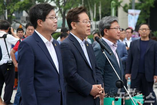 지난 7일 오전 서울 종로구 광화문광장에서 채인석(왼쪽부터) 화성시장, 이재명 성남시장, 염태영 수원시장이 정부의 지방재정개편안에 반대하는 단식농성 기자회견을 했다. (사진=박종민 기자)