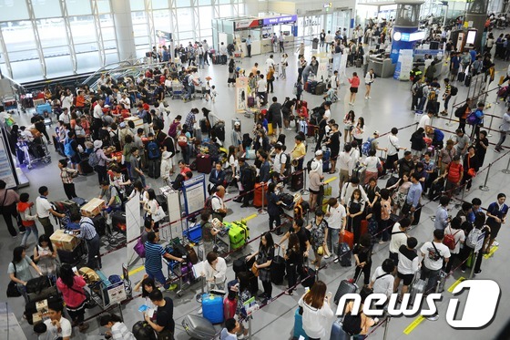 경남 김해공항 국제선에 수속하는 승객들로 가득차 있다.  2016.6.21/뉴스1 © News1 박기범 기자