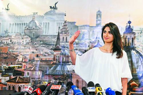 2500년 역사의 이탈리아 로마에서 최초의 여성 시장으로 당선된 비르지니아 라지(37) 후보가 20일(현지시간) 새벽 승리가 확정된 뒤 기자회견장에서 손을 흔들고 있다. 라지는 7세 아들을 둔 변호사로 대중교통 확충 및 공교육 확대 등의 생활 밀착형 공약으로 유권자들의 마음을 사로잡았다. 라지가 소속된 대안 야당인 오성운동은 '깨끗한 정치'를 내걸고 7년 전 발족됐으며 기성 정치권에 염증을 느낀 국민들이 적극 지지하고 있다. AP뉴시스