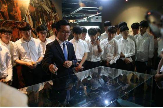 서해수호관 김록현 관장으로부터 천안함 관련 설명을 듣고 있다.