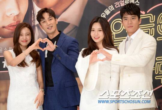 [포토] 윤소희-안보현-유라-하석진, 눈부신 하트!