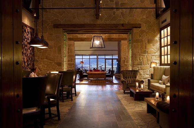 석재와 목재를 이용하여 우아한 로비