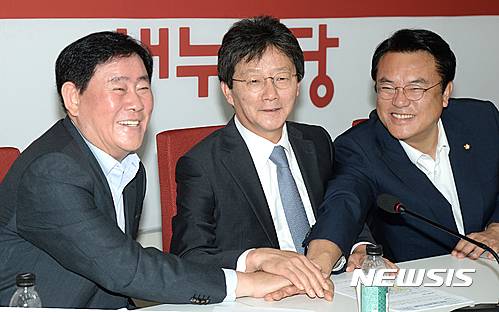 【서울=뉴시스】이종철 기자 = 22일 서울 여의도 국회에서 열린 새누리당 신공항 관련 5개 시, 도 중진의원 간담회에서 최경환 의원, 유승민 의원, 정진석 원내대표가 웃으며 손을 잡고 있다.  2016.06.22.   jc4321@newsis.com