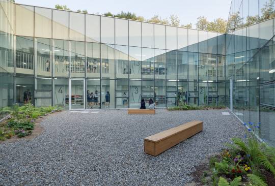 삼각형 가운데 마련된 중앙정원은 삼각학교 실내로 빛을 끌어들여주는 역할을 할뿐만 아니라 학생들이 자유롭게 휴식할 수 있는 공간을 제공해준다. 스승의 날에 이 곳에서 깜짝 이벤트가 벌어지는 등 다양한 활동이 이뤄진다. /사진제공 네임리스건축, ⓒ노경