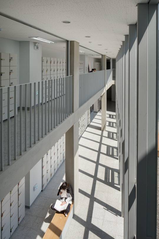 바깥과 안쪽 삼각형을 약간 비틀어서 배치해 2층과 3층 사이 수직적인 틈을 만들었다. 이 틈을 이용해 학생들이 위아래로 대화를 나누는 등 활발하게 소통한다. /사진제공 네임리스건축, ⓒ노경