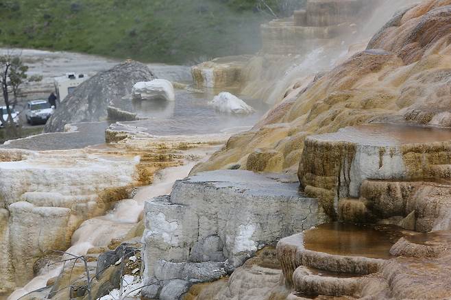 옐로스톤 북문 쪽의 ‘매머드 온천 지대’에서 볼 수 있는 계단식 석회석 지형.