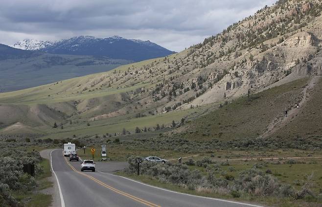 엘로스톤 국립공원 북문 부근의 산악 풍경.
