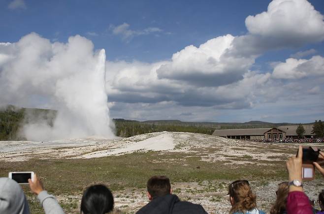 올드 페이스풀 간헐천. 70~90분마다 40~50m 높이로 분출한다.