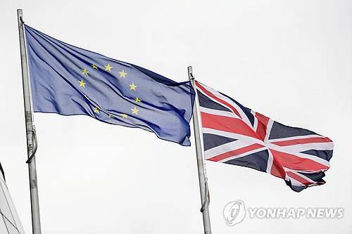 (런던 AFP=연합뉴스) 현지시간 22일 영국 런던 시청에 영국기와 EU기가 나란히 나부끼고 있다.