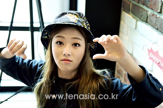 가수 키썸이 14일 오전 서울 중구 중림동 한국경제신문에서 텐아시아와의 인터뷰에 앞서 포토타임을 갖고 있다.
