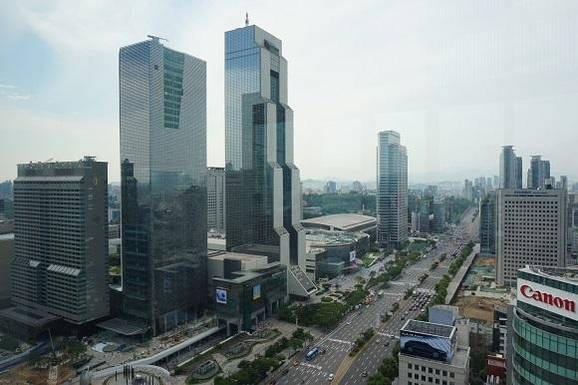 파크 하얏트 서울의 24층 라운지에서 바라본 삼성동 일대 전경. 영동대로를 중심으로 코엑스, 트레이트타워, SM타운 건물 등이 보인다. /우고운 기자