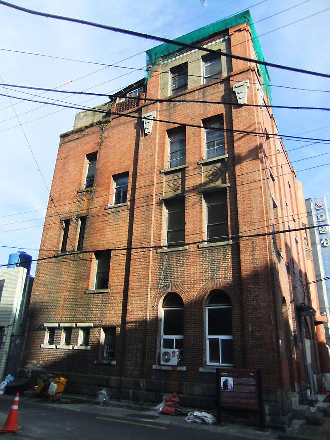 부산 구 백제병원. 부산 최초의 근대식 개인종합병원으로로 1927년 건축되었다. 근대 건축 양식을 갖춘 건물로 역사적 의의가 있으며, 내부는 목조 구조다. 1층은 현재 카페와 갤러리로 이용되며 등록문화재 제645호