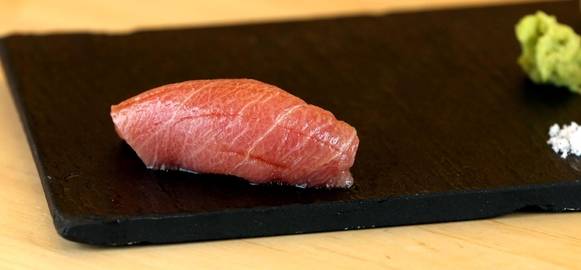 코우지의 군더더기 없는 간결한 스시. 고등어, 전갱이, 옥돔, 금태 등은 제주도 산을, 참치는 스페인 산을 쓴다. 식초와 소금으로 생선마다 발효시키는 시간을 달리한다. /사진=이진한 기자