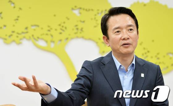 남경필 경기도지사가 27일 오전 경기도 수원시 팔달구 경기도청 집무실에서 뉴스1과 인터뷰를 하고 있다. 2016.6.27/뉴스1 © News1 이재명 기자