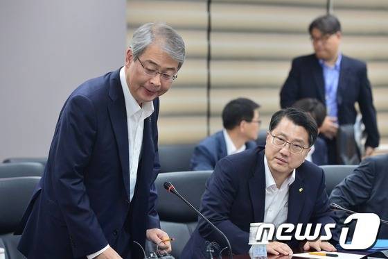 임종룡 금융위원장이 지난 27일 오전 서울 종로구 정부서울청사에서 열린 '브렉시트에 따른 금융권역별 대응체계 점검회의'에 참석하고 있다.2016.6.27/뉴스1 © News1 민경석 기자
