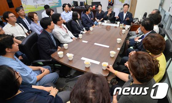 정부가 추진하는 지방재정개편에 반대해 11일 동안의 단식농성 중단 이후 건강 회복을 위해 입원 치료했던 이재명 성남시장이 27일 오전 경기도 성남시 중원구 성남시청 시장실에서 출근길 응원에 나선 시민들과 이야기를 나누고 있다. 이재명 시장은 단식 농성으로 자리를 비운지 20일만에 출근했다. 2016.6.27/뉴스1 © News1 이재명 기자