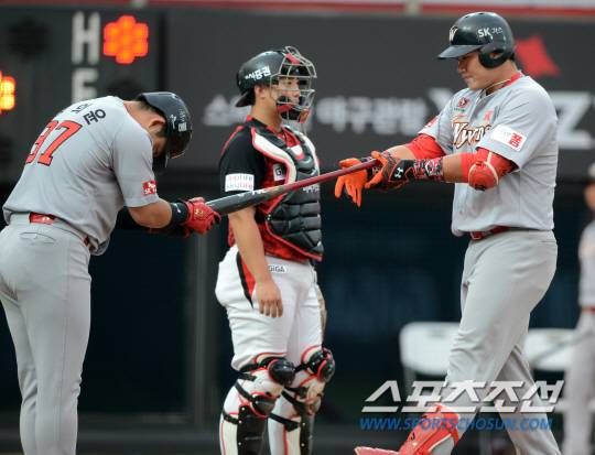 [포토] 정의윤, 2점포 최승준 파워배팅에 경의를!