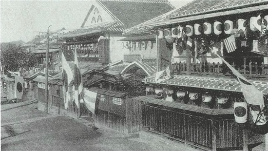 일본은 주둔군의 위락을 위해 일본인 거류지에 대형 유곽을 설립한다. 사진 = 신정유곽 거리, 사진으로 보는 서울 제공