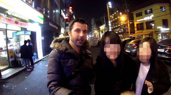 데이비드 본드가 실제로 한국을 방문했을 당시 한국 여성들과 찍은 영상. [사진 유튜브 캡처]