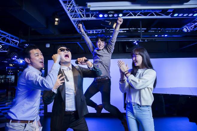 밀랍인형박물관 그레뱅 뮤지엄_밀랍인형(싸이)과 함께 설정샷