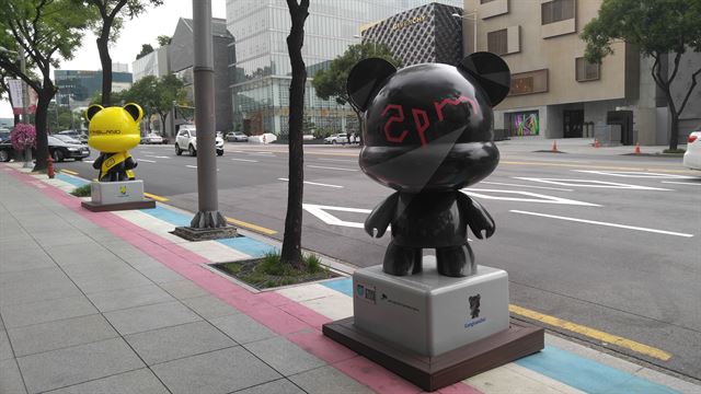 청담 K-STAR의 거리에는 아이돌 그룹의 이미지를 형상화한 곰들이 늘어서 있다.
