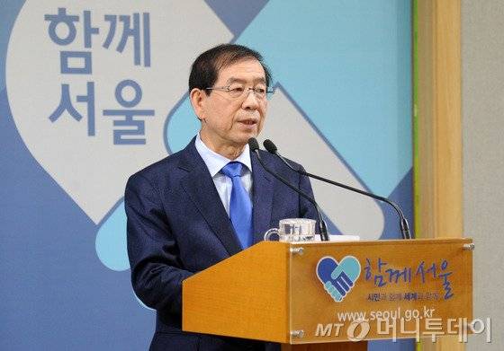 박원순 서울시장이 10일 서울시청 브리핑룸에서 서울시의 청년정책과 관련한 입장을 발표하고 있다. 이날 박 시장은 정부 여당의 비판에 직면한 청년수당과 관련해 정부와 여야, 지방정부가 모두 참여하는 사회적 논의기구를 만들자고 제안했다. (서울시 제공) 2015.12.10/뉴스1  <저작권자 © 뉴스1코리아, 무단전재 및 재배포 금지>