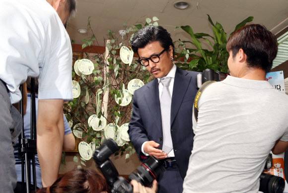 취재진 피해 들어오는 이주노