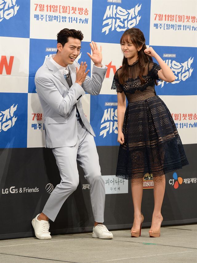 포즈를 취해달라는 취재진의 요청에 옥택연(왼쪽)과 김소현이 극 중 다투는 장면을 재연했다. 장난스러운 모습이 사랑스럽기까지 하다. 이정현 인턴기자