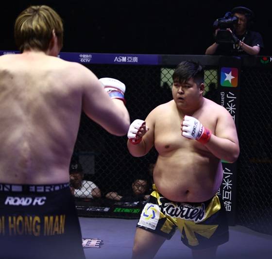 아오르꺼러(오른쪽)과 로드 FC 무제한급 토너먼트 8강에서 최홍만(왼쪽)을 상대하고 있다. 사진=‘로드 FC’ 제공