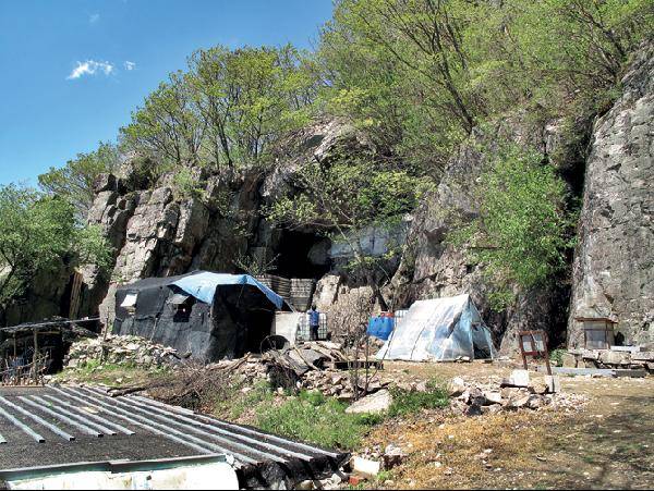 [월간산]서대산 정상 서쪽 아래 해발 870m 높이에 위치한 암벽지대인 옥녀탄금대. 움막 뒤 석굴 입구에 치성단(致誠壇)이라는 글씨가 음각되어 있다.