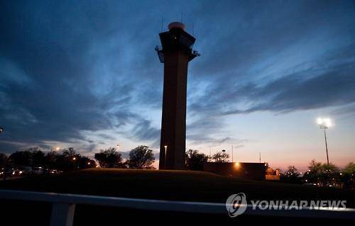미국 워싱턴DC 인근 앤드루스 공군기지 내 관제탑 모습 <AFP=연합뉴스 자료사진>