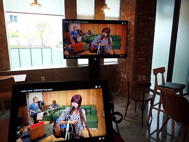 무선 디스플레이 어댑터로 동영상을 전송하는 모습