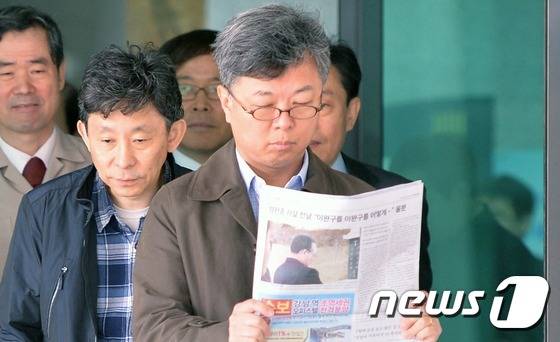 종이신문으로 기사를 읽고 있는 시민의 모습/뉴스1 © News1