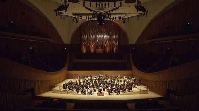 롯데콘서트홀이 개관을 앞두고 1일 코리안심포니의 음향 테스트용 공연을 언론에 공개했다. 기자단에 배정된 무대 바로 앞 블록은 연주홀의 화려함이 한눈에 보이는 장점이 있지만, 음질은 가장 나쁜 좌석으로 지적됐다. 롯데콘서트홀 제공