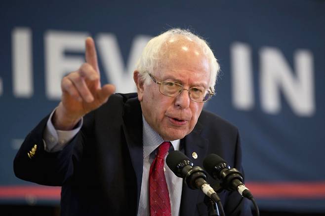 사회주의자를 자처하는 버니 샌더스 미 상원의원. 부자 증세, 복지 확대 등 파격적인 공약을 걸어 인기를 얻었다. [사진=AP=뉴시스]