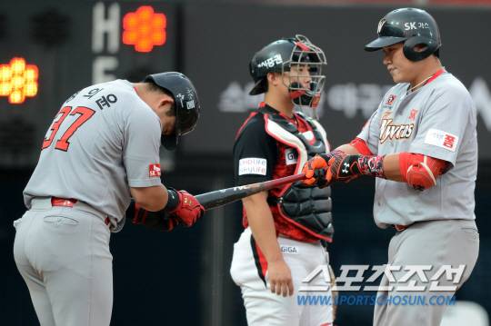 [포토] 정의윤, 2점포 최승준의 파워에 고개가 절로 숙여져~
