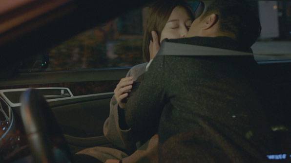 태양의 후예의 한 장면. 서대영과 윤명주가 달리는 차안에서 키스를 나누는 동안 차는 스스로 운행한다.