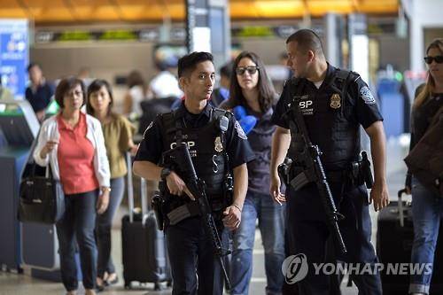 로스앤젤레스 국제공항에서 테러 경계가 강화된 모습 (AFP=연합뉴스 자료사진)