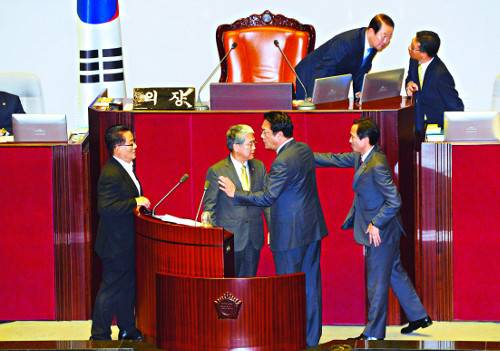 김동철 국민의당 의원이 5일 국회 본회의장에서 열린 비경제분야 대정부 질문 도중 새누리당 의원들과 고성을 주고받자 여야 원내대표들이 단상으로 나와 중재하고 있다. 아랫줄 왼쪽부터 박지원 국민의당 원내대표, 김 의원, 정진석 새누리당 원내대표, 우상호 더불어민주당 원내대표. 이동희 기자