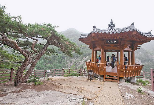 잠룡폭포 위 암봉에 선 선일대.