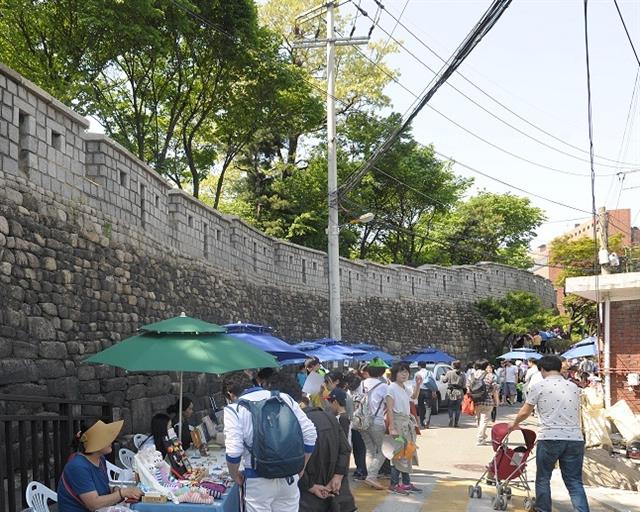 지난 5월 열린 다산동 성곽길 문화예술축제에서 관람객들이 성곽을 따라 펼쳐진 아트마켓을 구경하고 있다.중구 제공