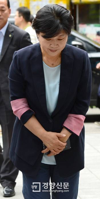 더불어민주당 서영교 의원이 당무감사원 회의에 출석하고 있다. 서 의원은 자신의 의원실 인턴으로 딸을 채용해 논란을 빚었다./권호욱 기자