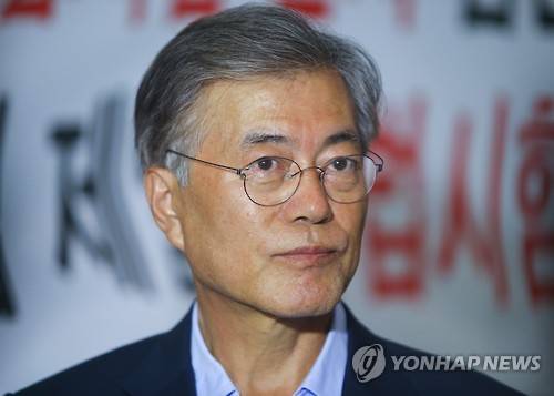 말끔하게 면도한 문재인 전 대표     (영종도=연합뉴스) 김도훈 기자 = 12년만에 히말라야 트레킹을 떠났던 더불어민주당 문재인 전 대표가 9일 오전 인천국제공항을 통해 귀국, 취재진의 질문을 경청하고 있다.