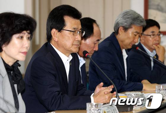 이시종 충북지사(왼쪽에서 두번째)가 8일 음성군청에서 사드배치반대음성군대책위원회와  지역 대책회의를 하고 있다. (충북도 제공)© News1
