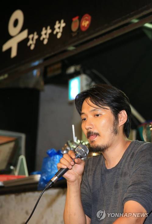 입장 밝히는 서윤수 씨     (서울=연합뉴스) 홍해인 기자 = 힙합 듀오 리쌍이 소유한 건물에서 곱창집을 운영해 온 세입자 서윤수 씨가 11일 오후 서울 강남구 신사동 점포에서 최근 발생한 법원 강제집행 논란 및 상가임대차보호법에 대한 입장을 밝히고 있다. 2016.7.11    hihong@yna.co.kr