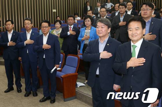 박지원 국민의당 비상대책위원장(왼쪽 세번째), 안철수 국민의당 전 대표를 비롯한 국민의당 의원들이 12일 오전 국회에서 의원총회를 진행하고 있다. 2016.7.12/뉴스1 © News1 손형주 기자