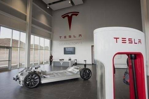 테슬라 기가팩토리에 전시된 전기차 프레임과 충전기 모습. / 블룸버그
